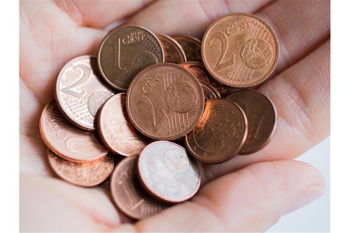 Abschied vom Kupfergeld - Belgien wagt das Experiment Seit Anfang Dezember müssen Geschäfte in Belgien das Wechselgeld auf fünf Cent auf- oder abrunden. Foto: Rolf Vennenbernd/dpa