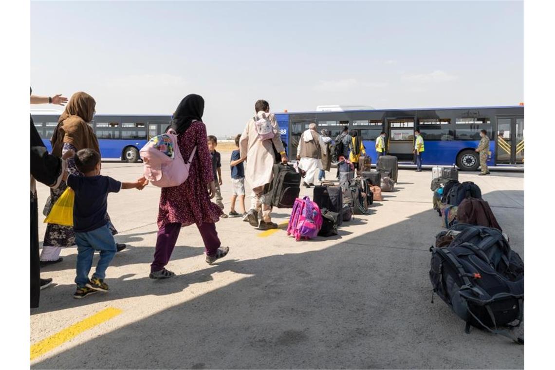 Rund 20.000 Afghanen warten auf Einreise nach Deutschland Seit August sind dem Bundesinnenministerium zufolge insgesamt 5437 frühere Ortskräfte und ihre Angehörigen nach Deutschland gekommen. Foto: Marc Tessensohn/Bundeswehr/dpa