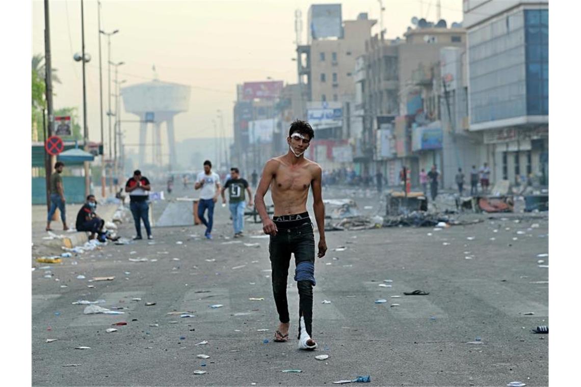 Mindestens 38 Tote bei Protesten im Irak Seit Beginn der Proteste sind mehr als 1000 Menschen verletzt worden, bisher kamen 31 Menschen ums Leben. Foto: Hadi Mizban/AP/dpa