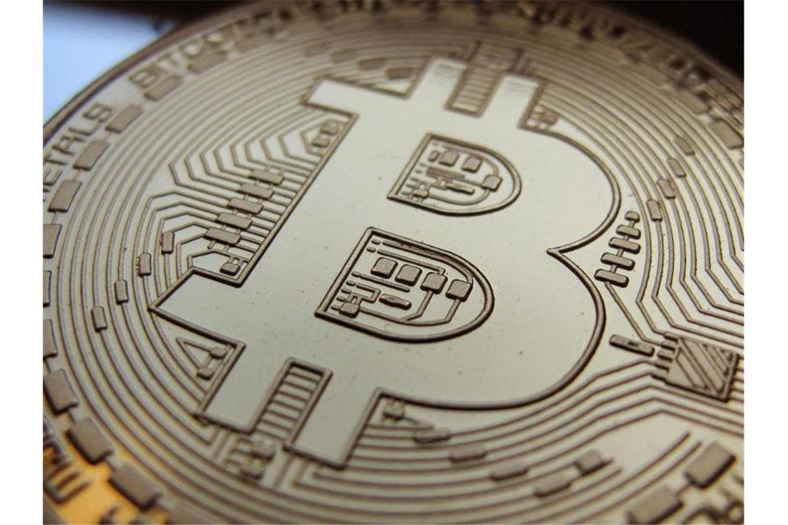 Seit Beginn des Jahres hat sich der Wert des Bitcoin aber mehr als verdreifacht. Die Digitalwährung unterliegt starken Schwankungen. Foto: Ina Fassbender