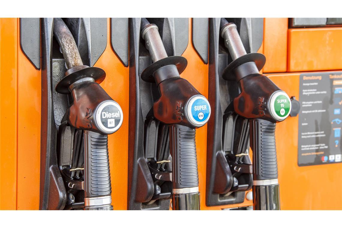 Seit dem 1. April dürfen die Spritpreise an den Tankstellen nur noch einmal täglich um 12.00 Uhr Mittag erhöht werden.