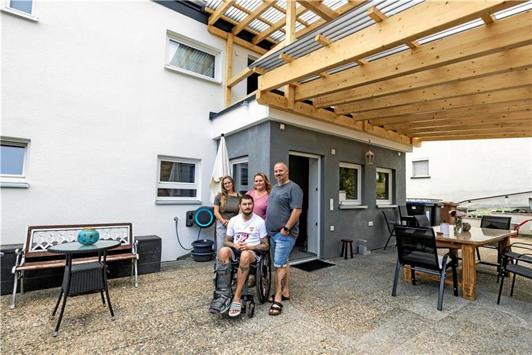 Seit dem 1. August leben Mia (von links), Robin, Sabrina und Daniel Schmetzer wieder in den eigenen vier Wänden. Fotos: Dietmar van der Linden