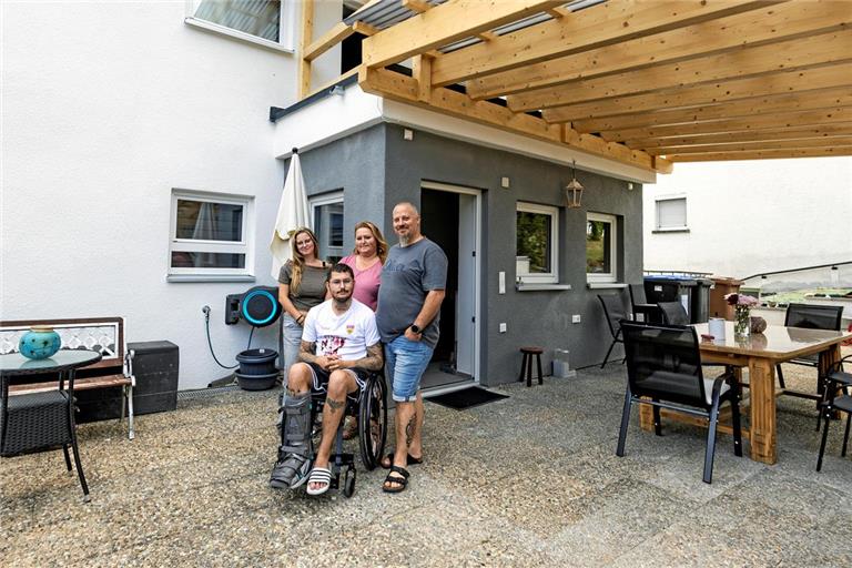 Seit dem 1. August leben Mia (von links), Robin, Sabrina und Daniel Schmetzer wieder in den eigenen vier Wänden. Fotos: Dietmar van der Linden