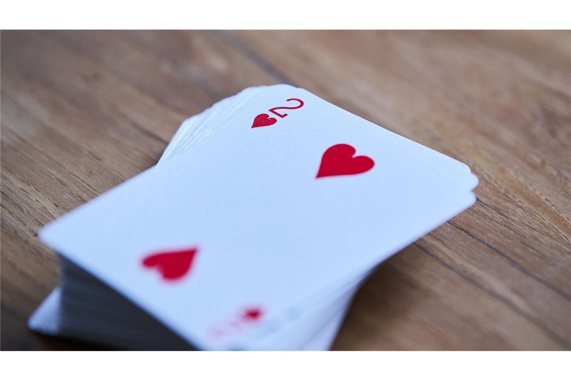 Seit dem 14. Jahrhundert fand das rote Herzsymbol auf Spielkarten Verbreitung. (Archivbild)