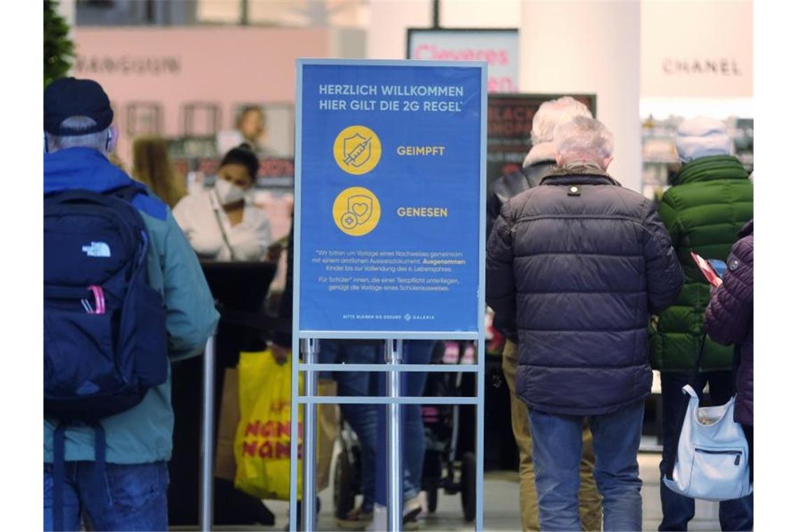 Kretschmer: „Bergamo in Sachsen nicht zulassen“ Seit dem 22. November ist in Sachsen Einkaufen von nicht lebenswichtigen Dingen nur geimpften und genesenen Personen (2G) gestattet. Foto: Sebastian Willnow/dpa