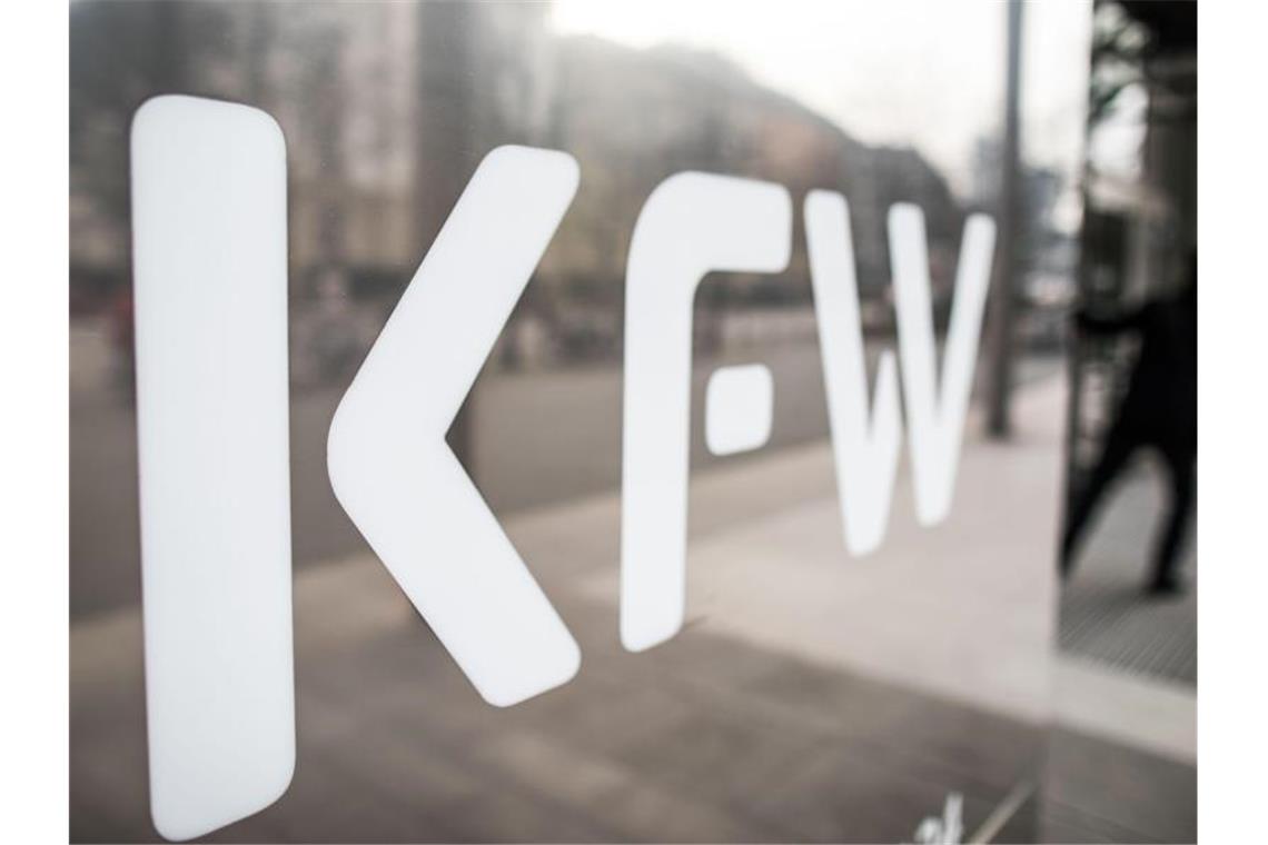 Seit dem 23. März können Firmen Mittel aus dem KfW-Sonderprogramm bei ihrer Hausbank beantragen. Foto: Frank Rumpenhorst/dpa