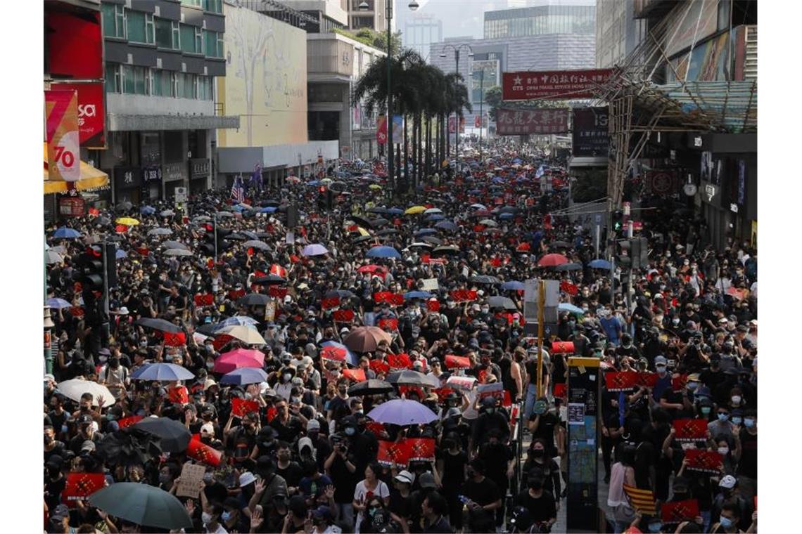 Seit dem 9. Juni demonstrieren die Hongkonger gegen die eigene Regierung. Sie kritisieren einen wachsenden Einfluss der Pekinger Führung auf die ehemalige britische Kronkolonie. Foto: Kin Cheung/AP/dpa