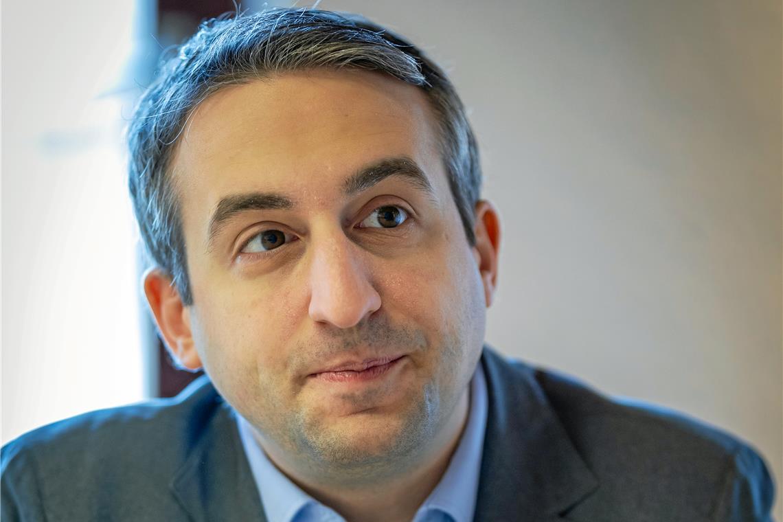 Max Schäfer ist seit 100 Tagen Bürgermeister in Spiegelberg Seit dem Amtsantritt sind Schäfers Arbeitstage deutlich länger geworden. Foto: Alexander Becher