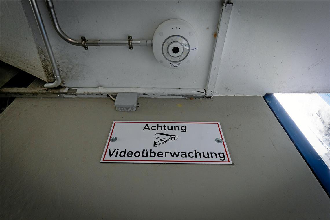 Die Kameras am ZOB Backnang sind nur der Einstieg Seit dem Sommer hängen am ZOB und im Treppenhaus zum Parkhaus Videokameras. Foto: Alexander Becher