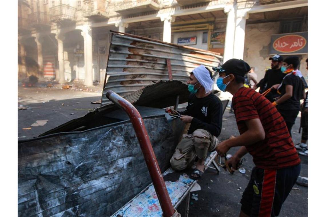 Erneut Tränengaseinsatz gegen Demonstranten im Irak Seit dem Sturz von Langzeitherrscher Saddam Hussein im Jahr 2003 regelt das Proporzsystem die Vergabe von Ministerposten zwischen Schiiten, Sunniten und Kurden. Foto: Ameer Al Mohammedaw/dpa