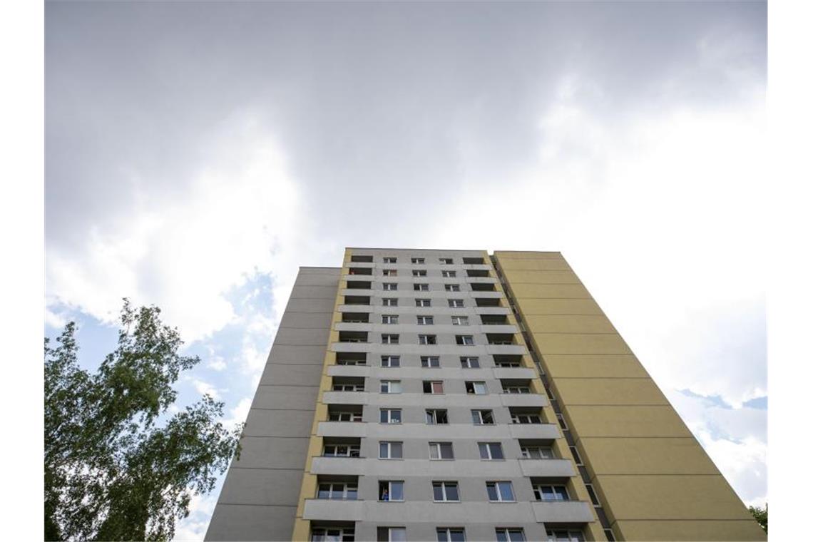 Sieben Bewohner in Dresdner Quarantäne-Hochhaus positiv Seit dem vergangenen Donnerstag gilt für sämtliche Bewohner des Studentenwohnheims in Dresden eine Quarantäne. Foto: Daniel Schäfer/dpa-Zentralbild/Daniel Schäfer