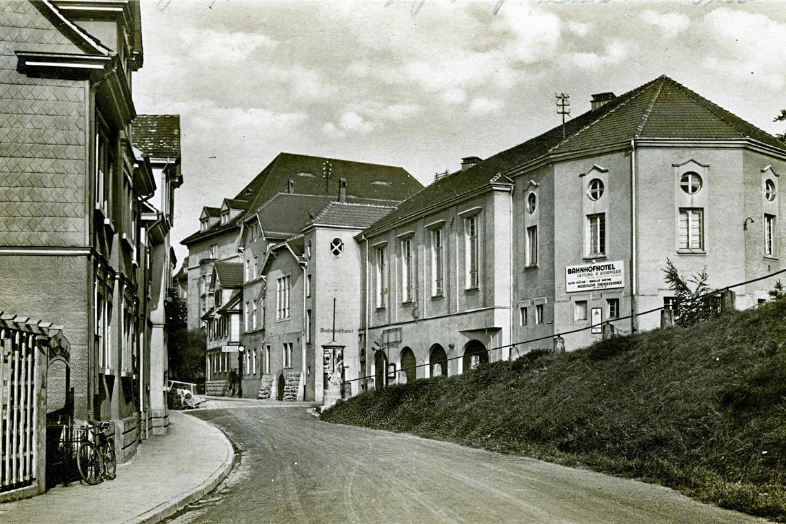 Seit den 1920er-Jahren bereits ein Hingucker in der Bahnhofstraße: Das Bahnhofhotel, von den Backnangern liebevoll „Bahnhotel“ genannt. Repro: Peter Wolf