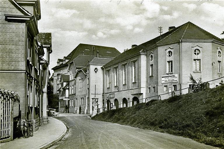 Seit den 1920er-Jahren bereits ein Hingucker in der Bahnhofstraße: Das Bahnhofhotel, von den Backnangern liebevoll „Bahnhotel“ genannt. Repro: Peter Wolf