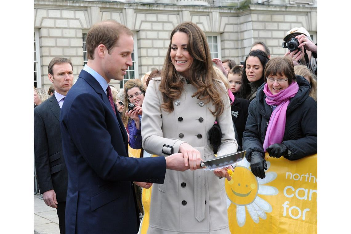 Seit den frühen 2000ern war sie immer häufiger an seiner Seite zu sehen: Catherine "Kate" Middleton. Kennengelernt haben sich die beiden an der Universität.