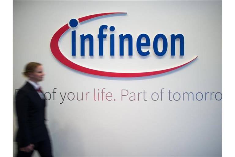 Seit der Bekanntgabe der Übernahme des US-Konkurrenten Cypress Semiconductor haben Infineon-Papiere ihren Abwärtstrend fortgesetzt und mehr als 10 Prozent verloren. Foto: Matthias Balk