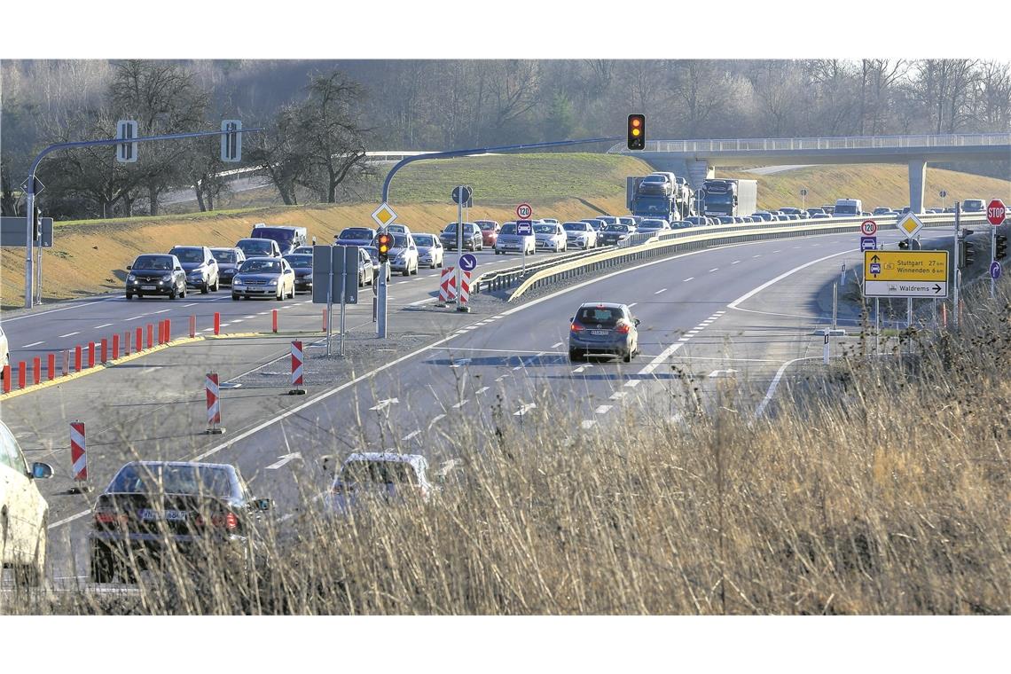 Seit der Eröffnung der neuen Einfahrt ins Gewerbegebiet Waldrems leidet der Verkehrsfluss. Das Regierungspräsidium Stuttgart als Bauherr bittet um Geduld. Foto: A. Becher