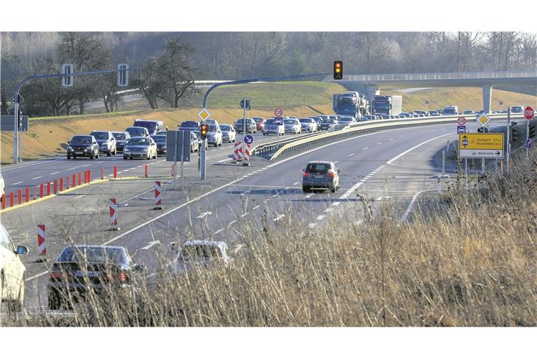Seit der Eröffnung der neuen Einfahrt ins Gewerbegebiet Waldrems leidet der Verkehrsfluss. Das Regierungspräsidium Stuttgart als Bauherr bittet um Geduld. Foto: A. Becher