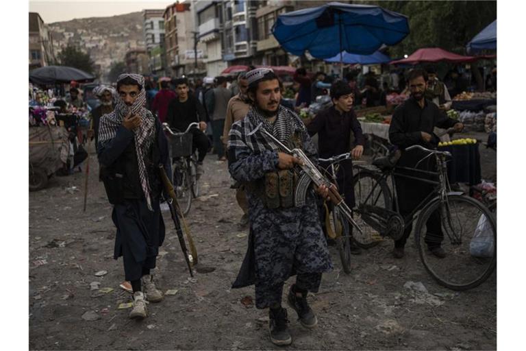 Seit der Machtübernahme der Taliban haben afghanische Medienschaffende mit Repressalien zu kämpfen. Nun erbitten sie Hilfe. Foto: Bernat Armangue/AP/dpa