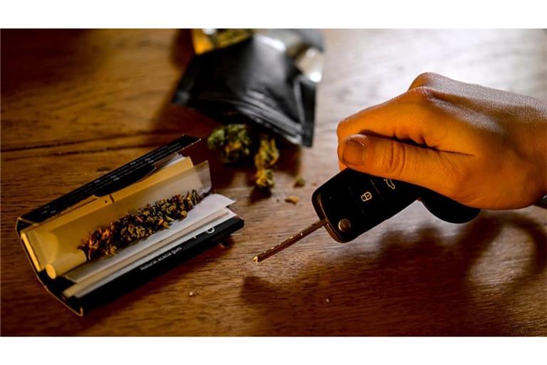 Seit der Teillegalisierung für Cannabis gilt auch beim Autofahren ein Grenzwert. Nun sollen Unfälle unter Einfluss in der amtlichen Statistik erfasst werden. (Symbolfoto)