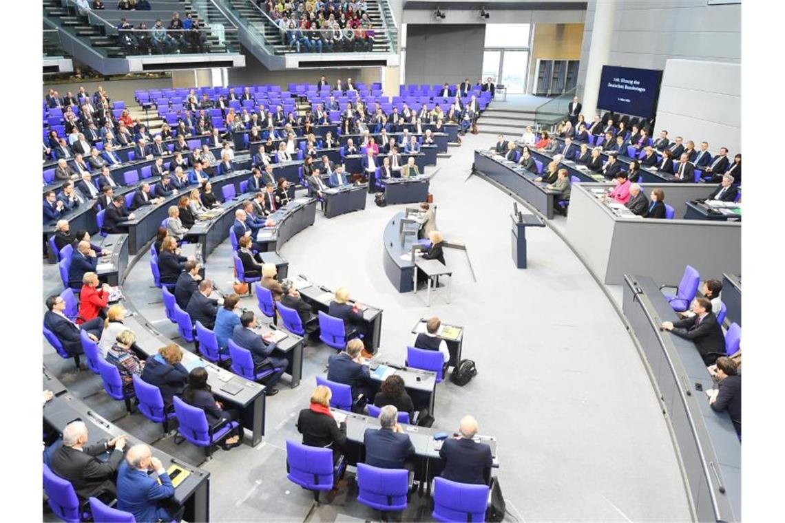 Seit der Wahl 2017 ist der Bundestag mit 709 Abgeordneten so groß wie nie zuvor, eigentlich sind nur 598 Abgeordnete vorgesehen. Foto: Sonja Wurtscheid/dpa