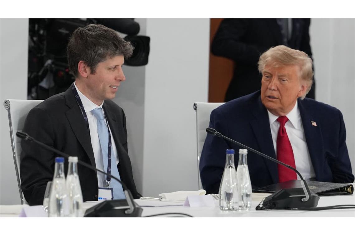Seit Donald Trumps zweitem Amtsantritt stehen Sam Altman (li.) und Donald Trump in regem Austausch, hier beim G7-Gipfel in Evian. In der Frage um die Regulierung von Künstlicher Intelligenz sind beide aber geteilter Meinung.