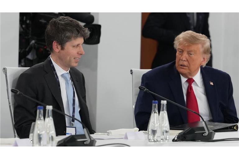 Seit Donald Trumps zweitem Amtsantritt stehen Sam Altman (li.) und Donald Trump in regem Austausch, hier beim G7-Gipfel in Evian. In der Frage um die Regulierung von Künstlicher Intelligenz sind beide aber geteilter Meinung.