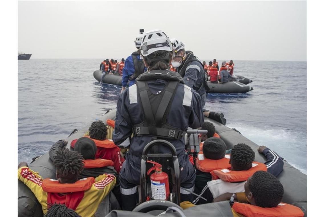 Sea-Watch wartet mit 455 Geretteten an Bord auf Ziel-Hafen Seit Donnerstag haben die Seenotretter täglich Flüchtlinge in Sicherheit gebracht, die in kleinen Holz- und Schlauchbooten auf dem Weg in Richtung Europa waren. Foto: Fabian Melber / Sea-Watch.Org/Sea-Watch.Org/dpa