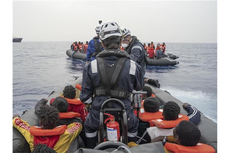 Seit Donnerstag haben die Seenotretter täglich Flüchtlinge in Sicherheit gebracht, die in kleinen Holz- und Schlauchbooten auf dem Weg in Richtung Europa waren. Foto: Fabian Melber / Sea-Watch.Org/Sea-Watch.Org/dpa