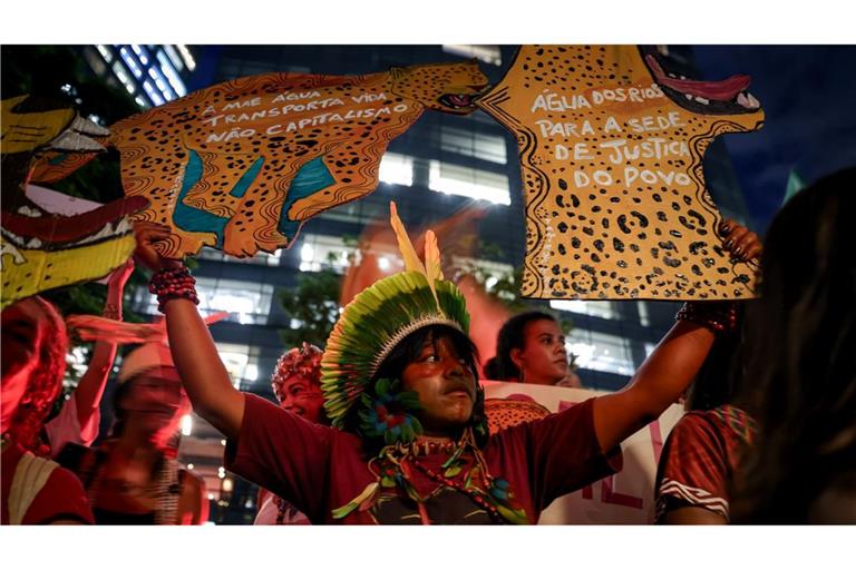 Seit einem Monat protestieren Ureinwohner gegen die Ausbaggerung der Amazonas-Flüsse.