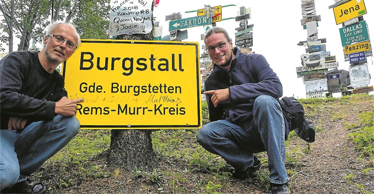 Seit einigen Tagen hängt im Schilderwald „Sign Post Forest“ im Westen von Kanada auch eine Ortstafel von Burgstall. Die beiden Weltenbummler Frank und Matthias Beyer aus Burgstetten haben dafür neben 85000 anderen Schildern noch ein Plätzchen gefunden. Foto: privat