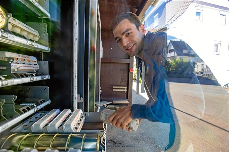 Seit etwa fünf Jahren gibt es Hellers Eierautomaten in Backnang-Steinbach, an dem Kunden rund um die Uhr einkaufen können. Weil das so gut angenommen wurde, hat Stefan Heller seitdem das Angebot erweitert. Foto: A. Becher