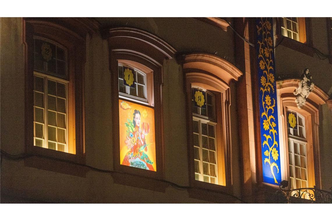 Seit fast 30 Jahren werden jeden Abend Fenster des Rathauses geöffnet und so beleuchtet, dass sich ein großer Adventskalender ergibt.