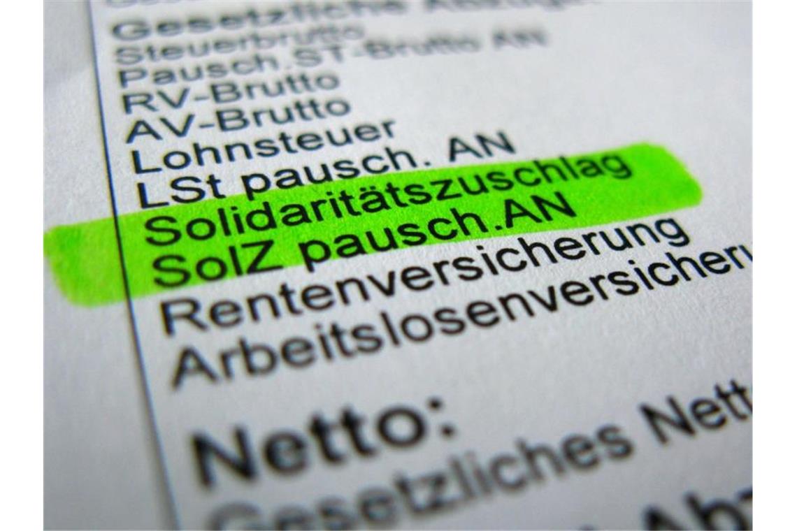 Altmaier will weiter für komplette Soli-Abschaffung kämpfen Seit fast 30 Jahren: Solidaritätszuschlag auf einer Gehaltsabrechnung. Foto: Kay Nietfeld