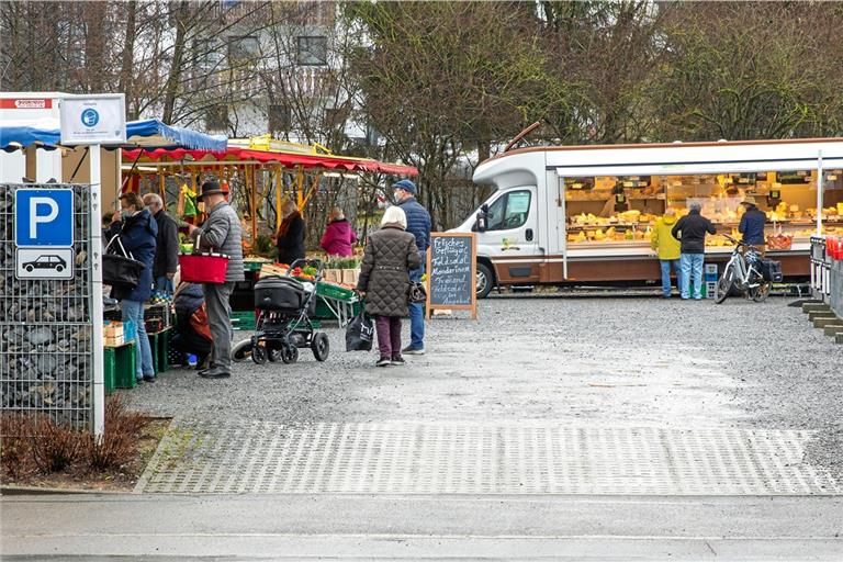 Seit Februar 2021 findet der Wochenmarkt auf dem Gelände des ehemaligen HL-Markts in Unterweissach statt. Archivfoto: Alexander Becher 