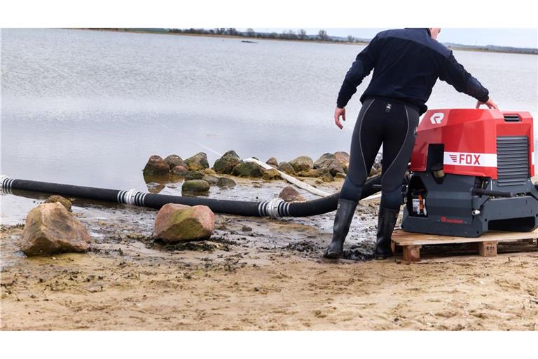 Seit Freitag benetzen Einsatzkräfte der Feuerwehr die verletzte Haut des Tieres regelmäßig mit Wasser, um die Schmerzen zu lindern. (Foto vom 3.4)