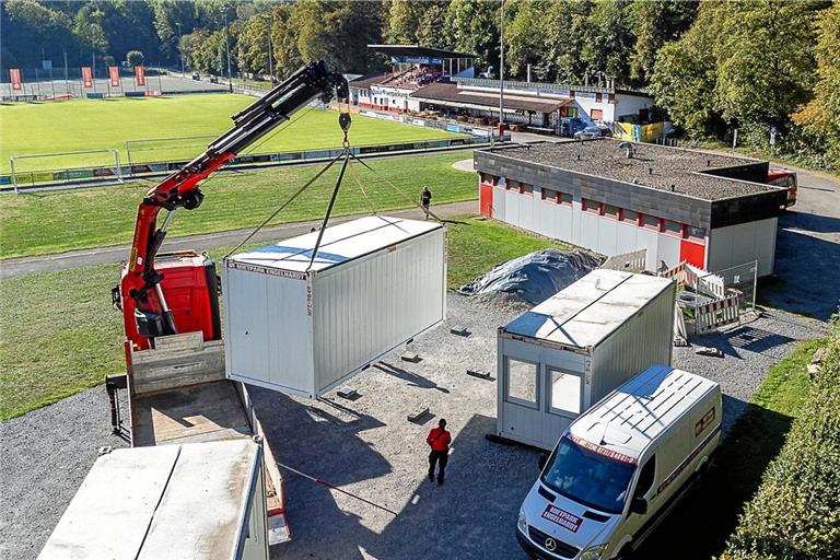 Seit Freitag stehen die sieben Container, bis zum Heimspiel am 3. Oktober sollen sie einsatzfähig sein. Foto: Karen Steinebronn
