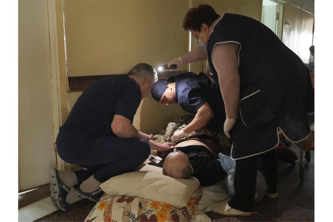 Mariupol: Hunderttausende müssen evakuiert werden Seit fünf Tagen hat Mariupol nach Angaben des Bürgermeisters keinen Strom mehr - das erschwert auch die Versorgung der vielen Verletzten. Foto: Evgeniy Maloletka/AP/dpa