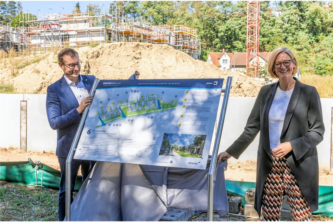 Seit gestern informieren Infotafeln über das Bauprojekt auf der Oberen Walke. Maximilian Friedrich und Julia Friz von der Dibag Industriebau AG haben die Tafeln gemeinsam enthüllt. Foto: Alexander Becher