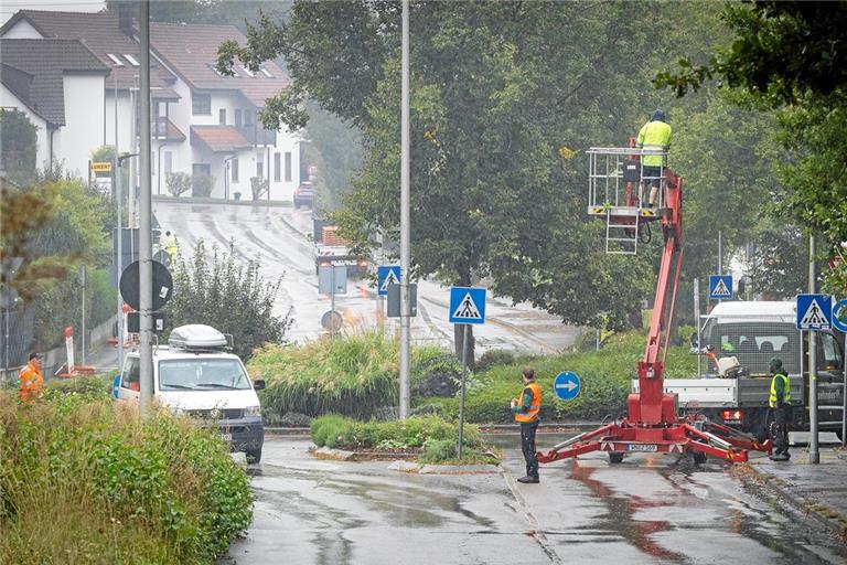 Seit gestern läuft der Verkehr nur noch einspurig durch Waldrems und Heiningen. Ampeln regeln den Verkehr. Foto: Alexander Becher