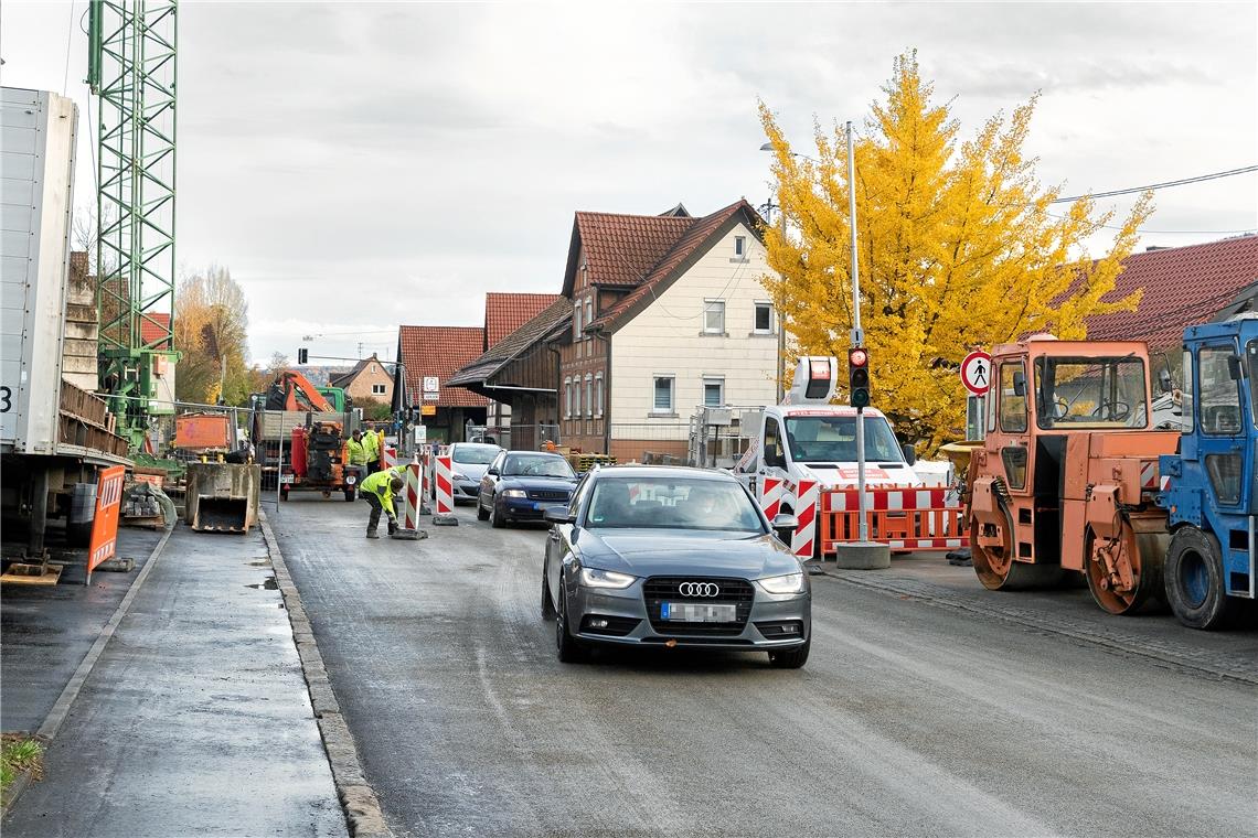 Seit gestern Nachmittag rollt wieder der Verkehr durch Bartenbach. Der Verkehr wird mit einer Ampel geregelt, die Umleitungsstrecken werden daher nicht mehr gebraucht. Foto: J. Fiedler