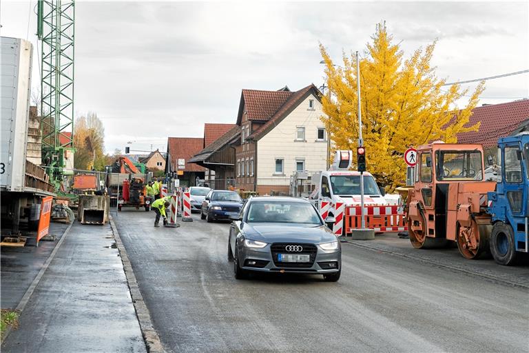 Seit gestern Nachmittag rollt wieder der Verkehr durch Bartenbach. Der Verkehr wird mit einer Ampel geregelt, die Umleitungsstrecken werden daher nicht mehr gebraucht. Foto: J. Fiedler