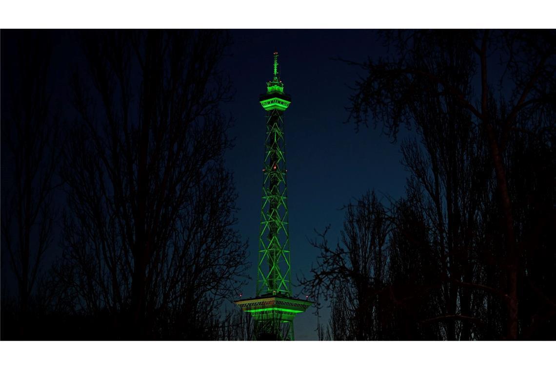 Seit heute ist die Agrarmesse Grüne Woche in Berlin für Besucher geöffnet. Der Funkturm auf dem Messegelände präsentiert sich schon mal farblich passend.