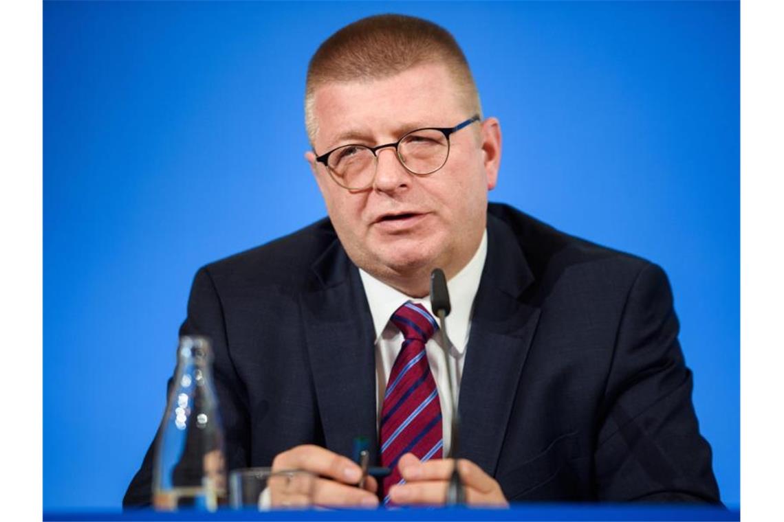Haldenwang: „Combat 18“-Verbot „Zeichen für Handlungsstärke“ „Seit ihrer Entstehung in Deutschland beobachten wir den rechtsextremistischen Verein "Combat 18"“, sagt Thomas Haldenwang. Foto: Gregor Fischer/dpa