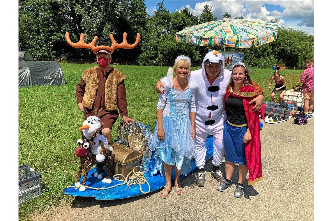 Der Meister der verrückten Boote Seit Jahren ein eingespieltes Team: Werner und Silvia Ufschlag mit Henry Haußner und Nadine Michel (von links), hier zum Thema „Eiskönigin“ bei der Murr-Regatta 2022. Fotos: privat