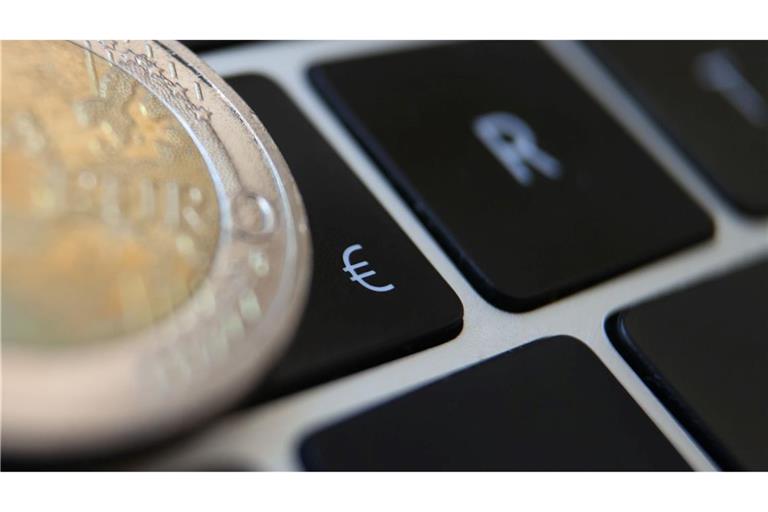 Seit Jahren tüfteln die Euro-Währungshüter an einer digitalen Variante der europäischen Gemeinschaftswährung. Mit einem digitalen Euro wollen die Euro-Notenbanken privaten Anbietern vor allem aus den USA wie Paypal, Mastercard und Visa, die derzeit den Markt für digitale Zahlungen in Europa dominieren, ein europäisches Angebot entgegensetzen. (Symbolbild)