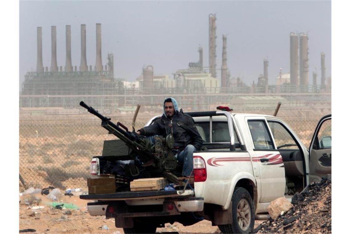 Seit Jahren versinkt Libyen im Chaos zwischen rivalisierenden Lagern. Jetzt soll ein Waffenstillstand gelten. Foto: Hussein Malla/AP/dpa/Archiv