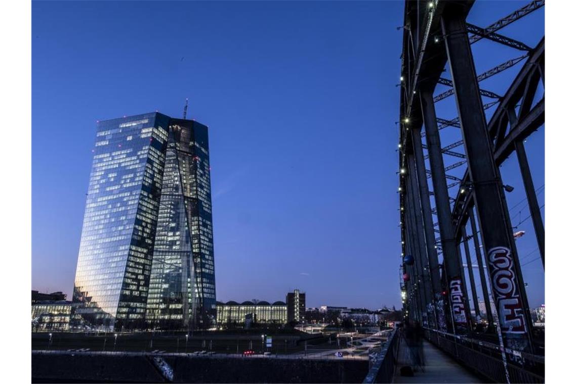 Seit Jahren versucht die EZB, mit einer Flut billigen Geldes die Konjunktur im Euroraum anzukurbeln. Foto: Boris Roessler/dpa