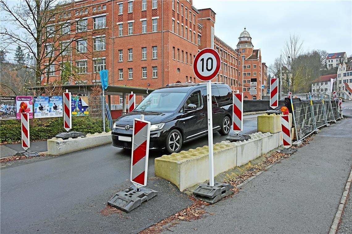 Seit Juni ermöglicht eine Behelfsbrücke in der Eugen-Adolff-Straße die Überfahrt über die Weißach. Im April soll die Zeit des Provisoriums enden. Foto: Tobias Sellmaier