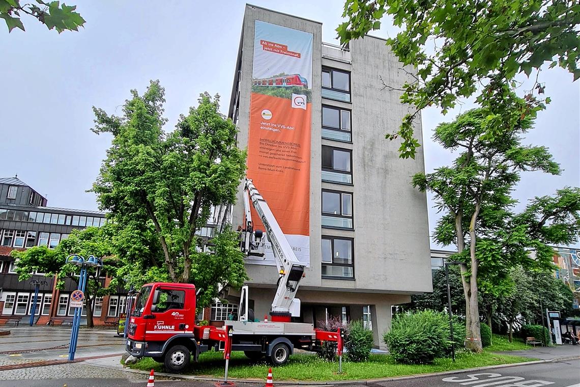 Seit Kurzem prangt das Banner mit VVS-Motiv am Kreishaus in Waiblingen. Ob das die ÖPNV-Nutzung ankurbelt, wird sich zeigen. Foto: Landratsamt