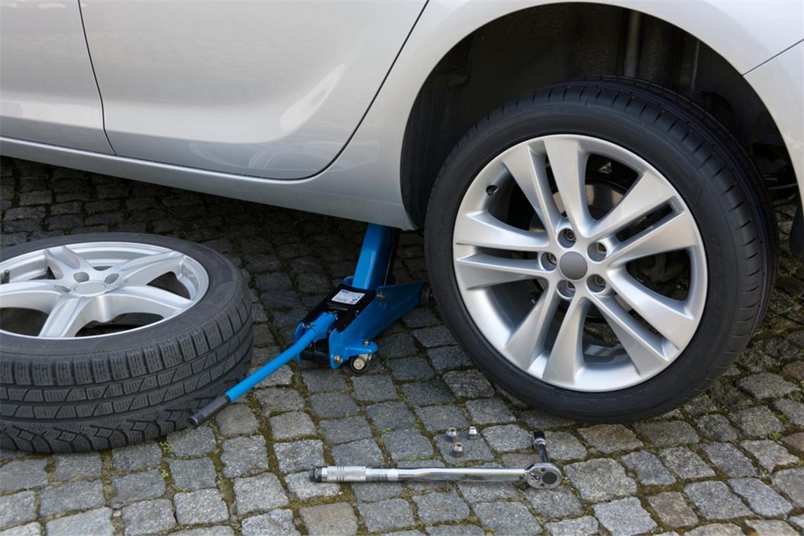 Seit letztem Jahr gelten neue Vorschriften für Ganzjahresreifen. Erfahren Sie, welche Reifen betroffen sind, welche Strafen drohen und was Autofahrer beachten müssen.